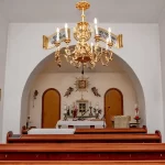 kápolna belső tere, csillárral, oltárral és padokkal