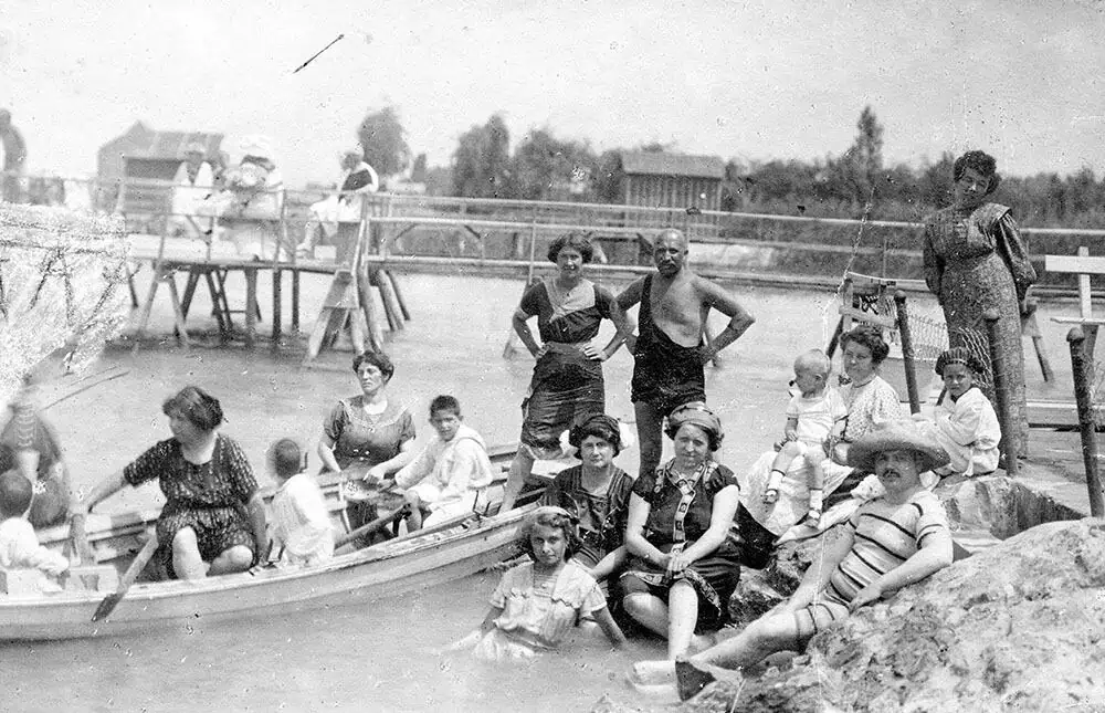 Fürdőzők és csónakázók Balatonalmádiban 1912-ben
