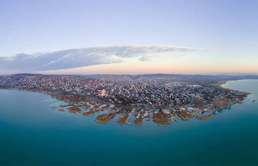 Balatonalmádi látképe a Balaton partjáról, drónfelvétel