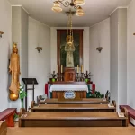 A balatonalmádi Szent Margit kápolna belső tere oltárképpel