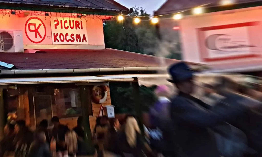 Picuri Kocsma Balatonalmádi bejárata esti fényekkel