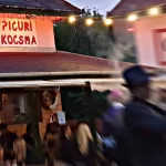 Picuri Kocsma Balatonalmádi bejárata esti fényekkel