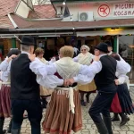 Hagyományőrző néptáncbemutató a Picuri Kocsma előtt Balatonalmádiban