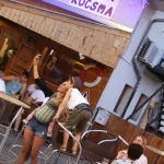 Családi pillanat a Picuri Kocsma előtt Balatonalmádiban