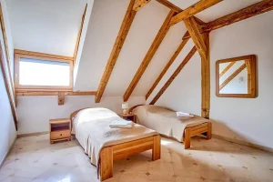 Balatonalmádi Kult-Magtár felújított belső tere rusztikus fagerendákkal és kőfalakkal, rendezvényhelyszín a Balatonnál.